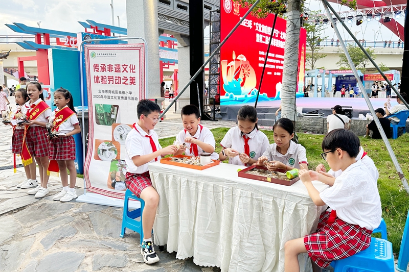 在“文化和自然遗产日”北海市非遗宣传展示暨第二届北海非遗购物节上，小朋友正在体验非遗工艺品制作。_副本.jpg